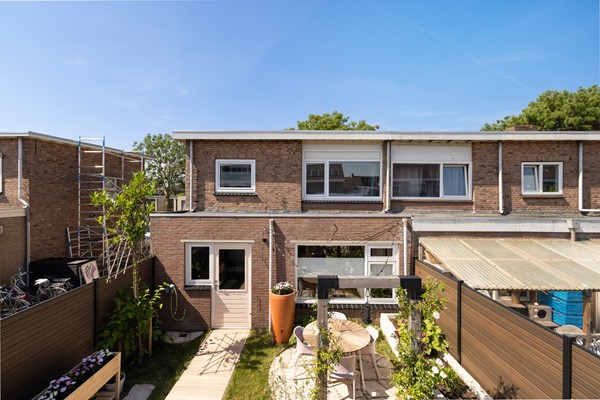 Foto - Te koop: instapklare hoekwoning met oprit en garage!